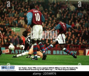 Ian Taylor von Aston Villa (rechts) spielt den Ball vorbei Athletic Bilbao Imanol Etxeberria (links), um das erste Tor Wie Dwight Yorke (Mitte) von Aston Villa sieht Stockfoto