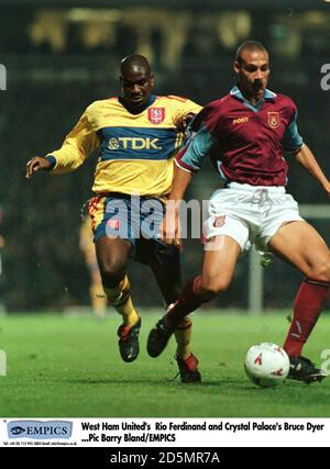 Rio Ferdinand von West Ham United (rechts) führt den Ball unter Druck von Bruce Dyer vom Crystal Palace (links) Stockfoto