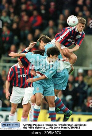 Hermann Hreidarsson vom Crystal Palace (rechts) springt über Fernando von Aston Villa Nelson (links) und Savo Milosevic (Mitte), um einen Kopfball zu gewinnen Stockfoto