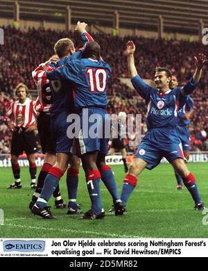 Jon Olav Hjelde von Nottingham Forest (links) feiert den Ausgleich Mit Teamkollegen Kevin Campbell (Mitte) und Colin Cooper (rechts) Stockfoto