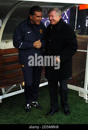 Manchester United Manager Sir Alex Ferguson (r) und Assistent Carlos Queiroz Stockfoto