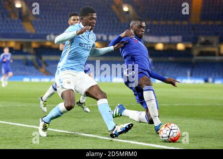 Isaac Buckley-Ricketts von Manchester City (links) und Chelsea's Fikayo Tomori Schlacht Für den Ball Stockfoto