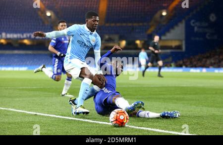 Isaac Buckley-Ricketts von Manchester City (links) und Chelsea's Fikayo Tomori Schlacht Für den Ball Stockfoto