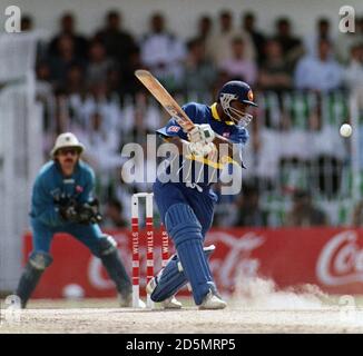 Sanath Jayasuriya, aus Sri Lanka (rechts), schlägt als Jack Russell, aus England (links), zuschaut Stockfoto