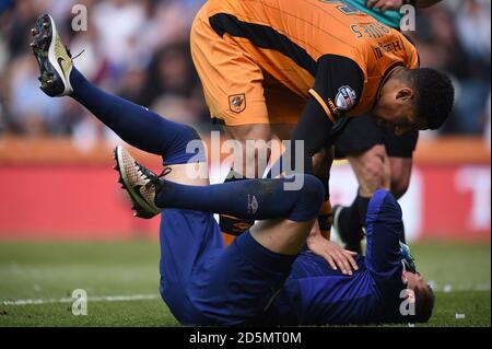 Curtis Davies von Hull City hilft Teamkollegen Torhüter Eldin Jakupovic Stockfoto