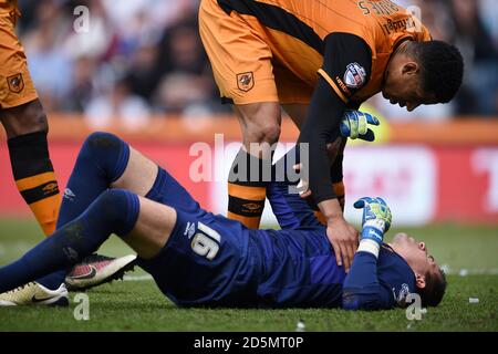 Curtis Davies von Hull City hilft Teamkollegen Torhüter Eldin Jakupovic Stockfoto