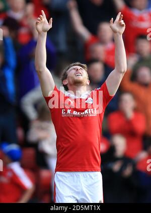 Sam Winnall von Barnsley feiert sein drittes Tor Stockfoto