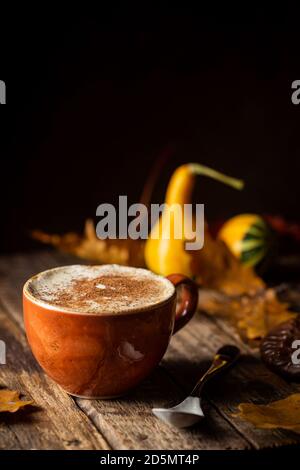 Herbstlicher Pumpkin Gewürzkaffee Stockfoto