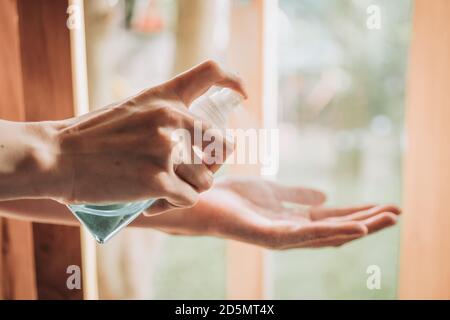 Hygiene, Gesundheits-und Sicherheitskonzept - Nahaufnahme der Frau sprühen antibakterielle Hand Desinfektionsmittel Stockfoto