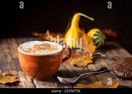 Herbstlicher Pumpkin Gewürzkaffee Stockfoto