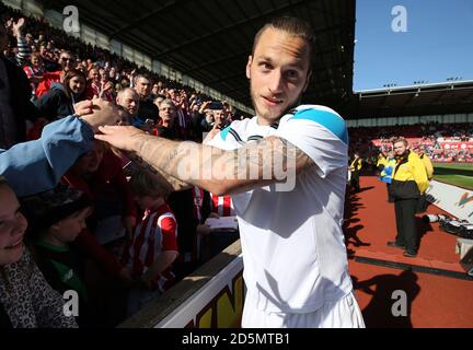 Marko Arnautovic von Stoke City feiert am Ende mit Fans Des Spiels gegen West Ham United Stockfoto