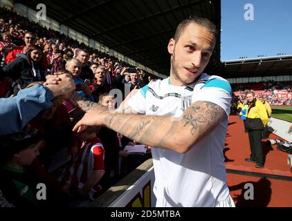 Marko Arnautovic von Stoke City feiert am Ende mit Fans Des Spiels gegen West Ham United Stockfoto