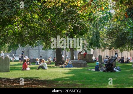 City Cathedral in der Nähe, Blick im Sommer auf die Menschen entspannen auf dem Gelände der Winchester Cathedral, Hampshire, England, Großbritannien, Stockfoto