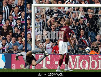 Darren Carter von West Bromwich Albion (außer Bild) Schlägt Arsenals Torwart Jens Lehmann Stockfoto