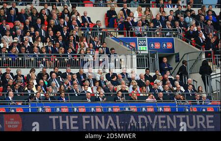 Der Duke of Cambridge (vordere Reihe, Mitte) beobachtet das Spiel von den Tribünen aus. Stockfoto