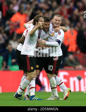 Wayne Rooney, Michael Carrick und Daley Blind von Manchester United feiern nach dem letzten Pfiff. Stockfoto