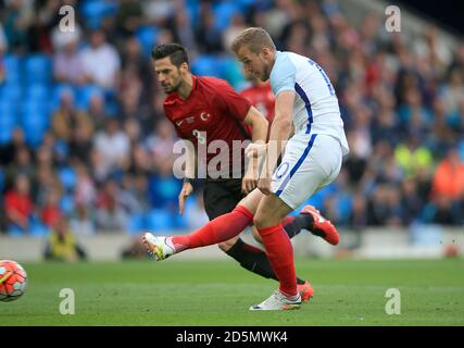 Englands Harry Kane erzielt das erste Tor des Spiels. Stockfoto