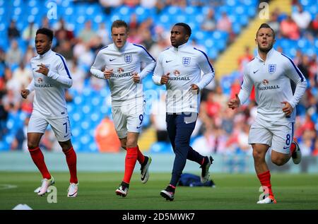 Englands Jamie Vardy (zweiter links) wärmte sich vor dem Spiel auf. Stockfoto