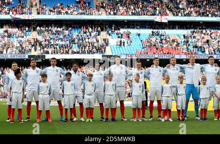England Team mit Maskottchen singen die Nationalhymne vor dem Anstoß. Stockfoto