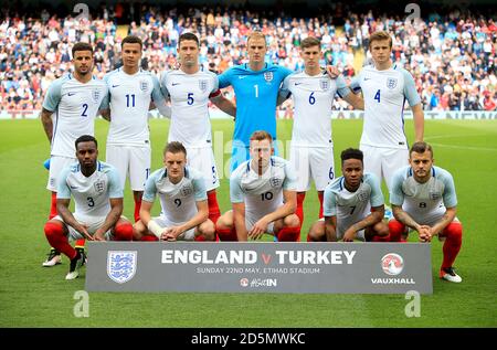 England Team Line-up. Top Row (von links nach rechts) Kyle Walker, DELE Alli, Gary Cahill, Joe Hart, John Stones und Eric Dier. Untere Reihe (von links nach rechts) Danny Rose, Jamie Vardy, Harry Kane, Raheem Sterling und Jack Wilshere Stockfoto