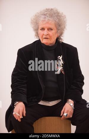 London, Großbritannien, 14. Oktober 2020: Die Künstlerin Maggi Hambling eröffnet in der Marlborough Gallery in Mayfair eine Gemäldeausstellung zu ihrem 75. Geburtstag. Neben einer Serie von Selbstporträts sind ihre Umweltbelange mit Bildern gefährdeter Tiere vertreten. Rachel Royse/Alamy Live News Stockfoto