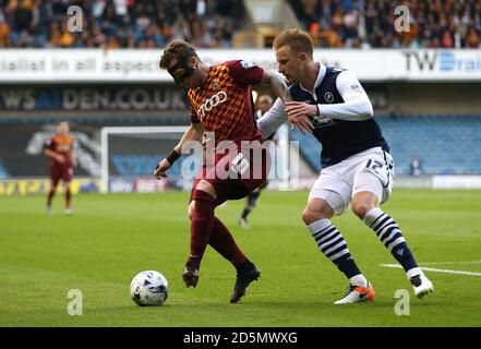 Billy Clarke von Bradford City (links) und Byron Webster von Millwall in Aktion Stockfoto