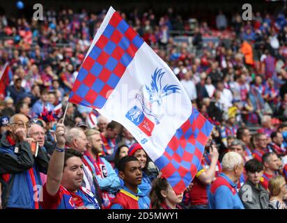 Crystal Palace Fans in den Ständen halten eine Flagge hoch Um ihre Unterstützung zu zeigen Stockfoto