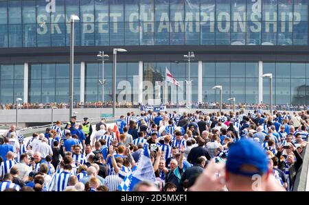 Sheffield Wednesday Fans machen sich auf den Weg zum Stadion Stockfoto