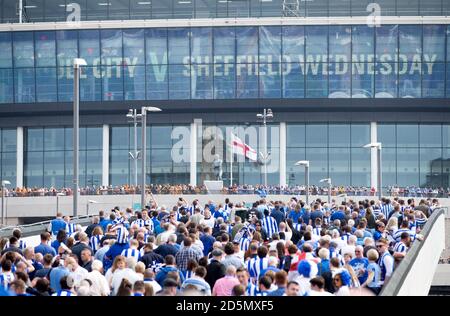 Sheffield Wednesday Fans machen sich auf den Weg zum Stadion Stockfoto