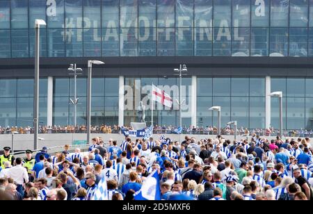 Sheffield Wednesday Fans machen sich auf den Weg zum Stadion Stockfoto