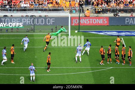 Ein Blick von der Gantry aus, als Hull City Torhüter Eldin Jakupovic vor dem Freistoß von Ross Wallace am Mittwoch in Sheffield rettet. Stockfoto