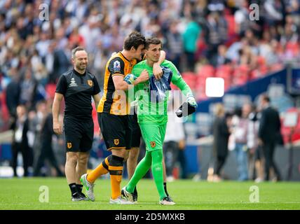 Harry Maguire (links) von Hull City feiert mit Torwart Eldin Jakupovic (Rechts) Stockfoto