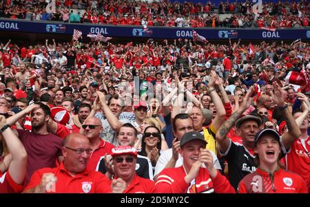 Barnsley Fans nach dem dritten Tor während der Sky Bet Play-Off-Finale der Liga 1 in Wembley Stockfoto