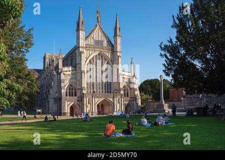 Winchester Cathedral, Blick im Sommer auf die Menschen entspannen auf dem Gelände der Winchester Cathedral, Hampshire, England, Großbritannien Stockfoto