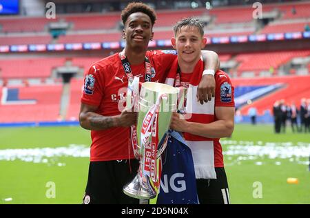 Barnsley's Ivan Toney und Josh Brownhill während des Sky Bet League One Play-Off Finales im Wembley Stadium, London. Stockfoto