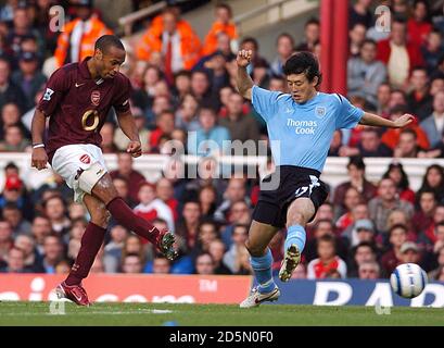 Thierry Henry von Arsenal feuert in einem Schuss an Manchester City vorbei Sun Jihai Stockfoto