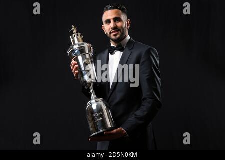 Riyad Mahrez von Leicester City mit seinem PFA Player of the year Award bei den PFA Awards 2016 im Grosvenor House Hotel, London. Stockfoto