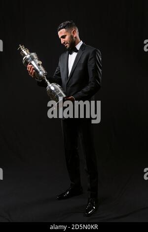 Riyad Mahrez von Leicester City mit seinem PFA Player of the year Award bei den PFA Awards 2016 im Grosvenor House Hotel, London. Stockfoto