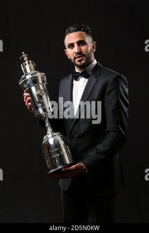 Riyad Mahrez von Leicester City mit seinem PFA Player of the year Award bei den PFA Awards 2016 im Grosvenor House Hotel, London. Stockfoto