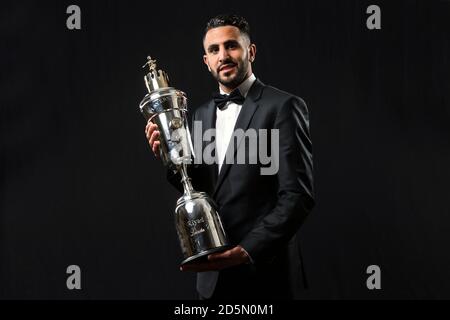 Riyad Mahrez von Leicester City mit seinem PFA Player of the year Award bei den PFA Awards 2016 im Grosvenor House Hotel, London. Stockfoto