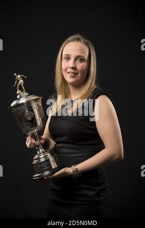 Beth Mead von Sunderland Ladies nach dem Gewinn des PFA Young Women's Player of the Year Award 2016 bei den PFA Awards im Grosvenor House Hotel, London. Stockfoto