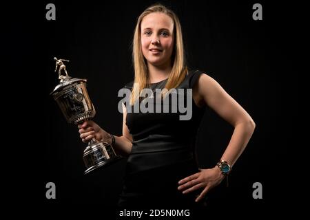 Beth Mead von Sunderland Ladies nach dem Gewinn des PFA Young Women's Player of the Year Award 2016 bei den PFA Awards im Grosvenor House Hotel, London. Stockfoto