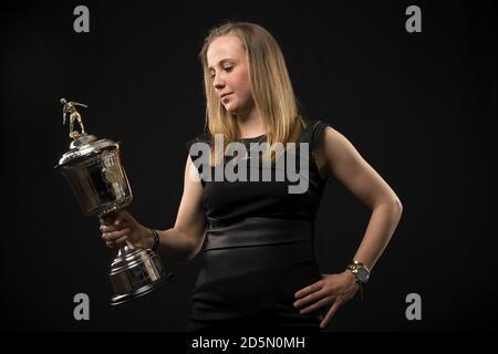 Beth Mead von Sunderland Ladies nach dem Gewinn des PFA Young Women's Player of the Year Award 2016 bei den PFA Awards im Grosvenor House Hotel, London. Stockfoto