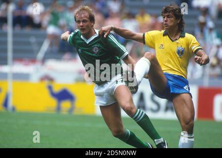 Aktion von Brasilien gegen Nordirland bei der WM 1986. Stockfoto