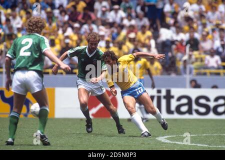 Aktion von Brasilien gegen Nordirland bei der WM 1986. Stockfoto