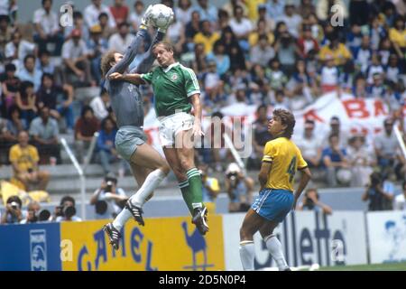 Aktion von Brasilien gegen Nordirland bei der WM 1986. Stockfoto