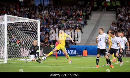 Deutschlands Torwart Manuel Neuer (links) rettet zu Füßen Der ukrainische Artem Fedetskyi Stockfoto