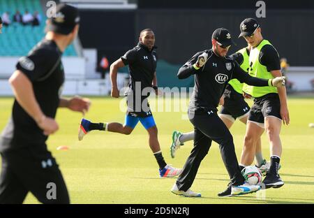 Surrey-Spieler wärmen sich vor dem NatWest T20 Blast auf Gegen Hampshire Stockfoto