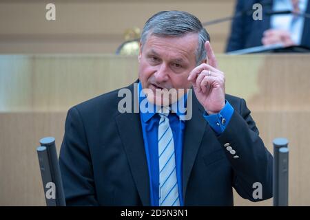 Stuttgart, Deutschland. Oktober 2020. Hans-Ulrich Rülke, Vorsitzender der FDP-Fraktion im 16. landtag Baden-Württemberg, spricht auf einem Tisch während der 128. Sitzung des 16. landtags Baden-Württembergs. Eines der diskutierten Themen war der Antrag auf eine Untersuchungskommission zum Baden-Württemberg-Haus auf der Dubai 2020 World Expo. Quelle: Sebastian Gollnow/dpa/Alamy Live News Stockfoto
