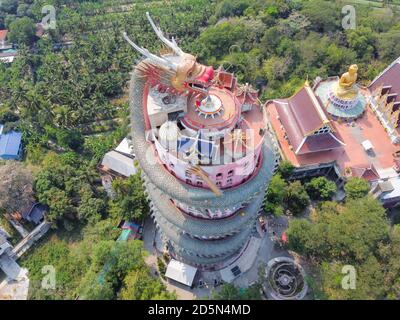 Luftaufnahme des Wat Samphran Dragon Temple im Sam Phran District in der Provinz Nakhon Pathom in der Nähe von Bangkok, Thailand. Stockfoto